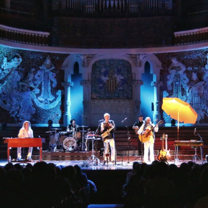 Bandleden van Centrury's Crime performen voor een volle zaal op een gedecoreerd podium.