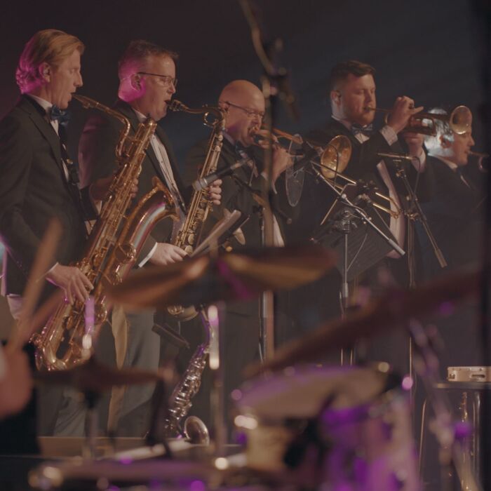 Livefoto van blazersectie van The James Brown Experience