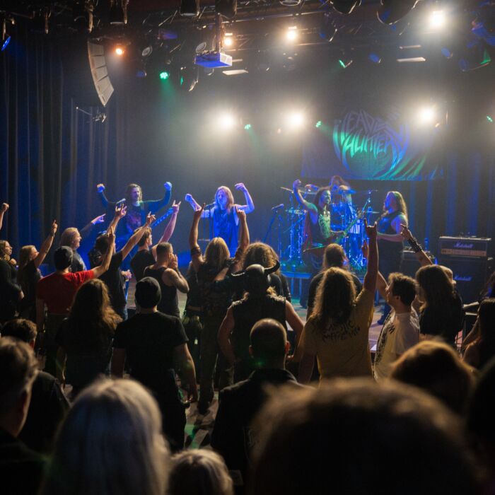 Menigte publiek woont optreden bij van band tijdens Metalcafe.