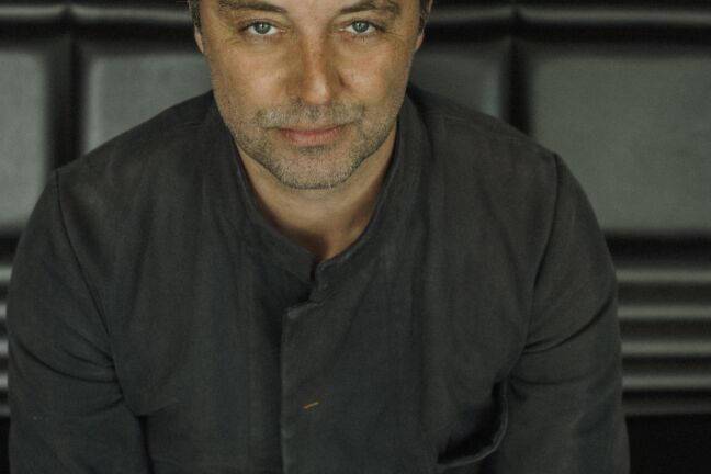 Niels Geusebroek sings Coldplay in De Vorstin, Hilversum