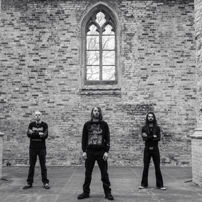 Zwartwitte band foto van Mourn in een kerk