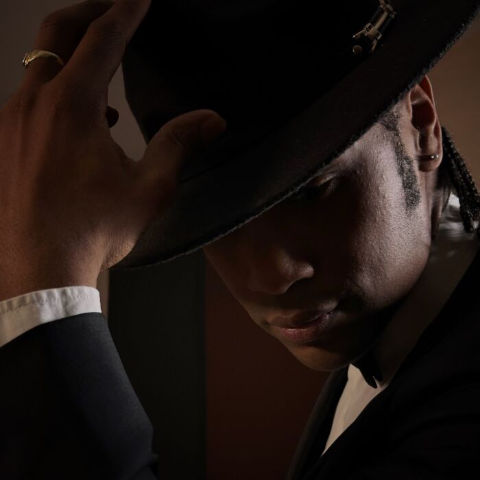 Intense closeup van Jared Grant die verkleed is als The King of Pop Michael Jackson