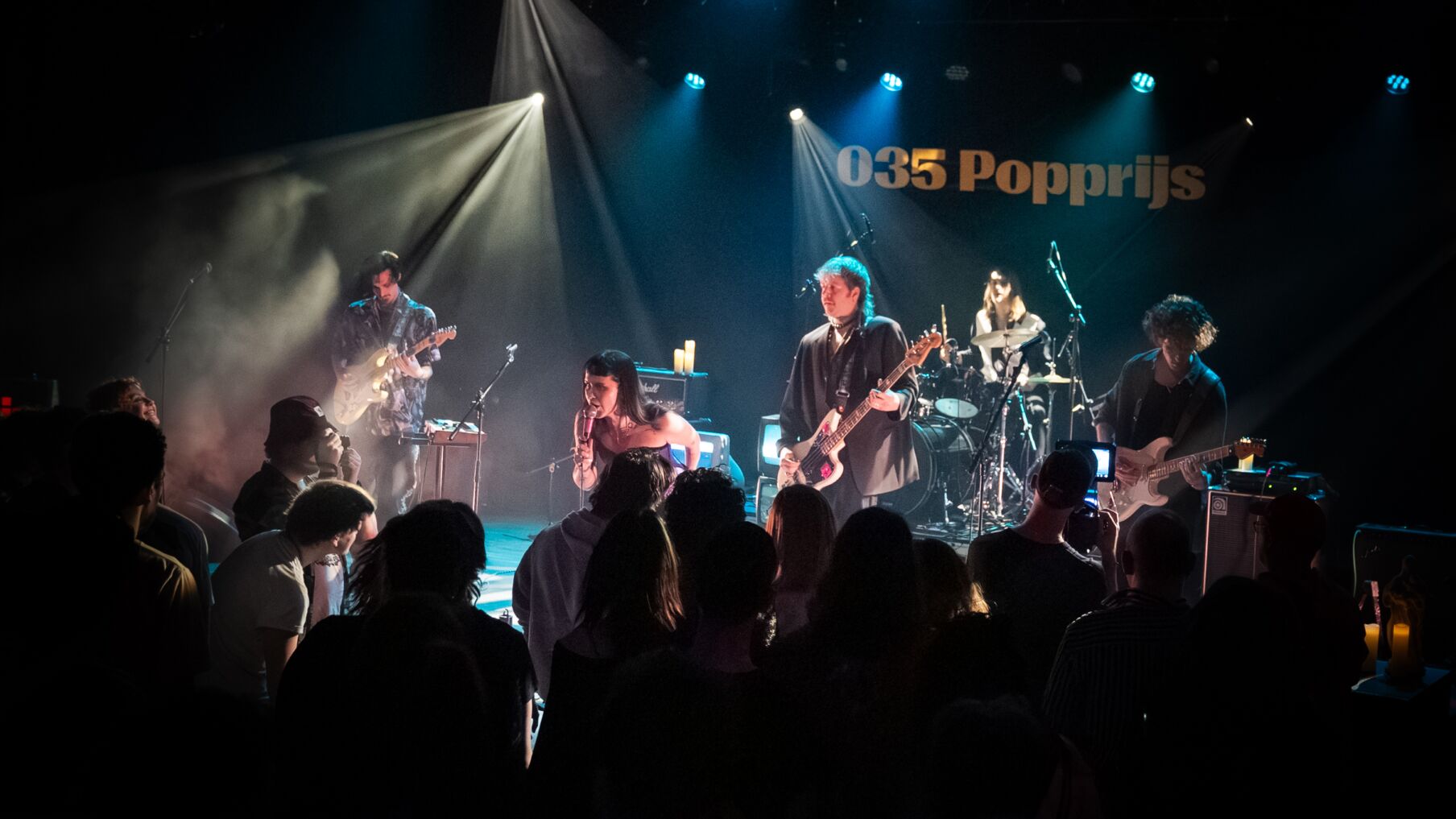 035 Popprijswinnaar De Mis tijdens hun optreden in de finale van de popprijs in de kleine zaal van De Vorstin