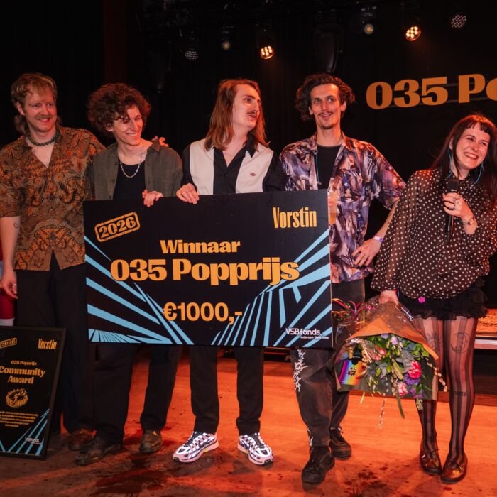 035 Poppprijswinnaar De Mis op het podium van de kleine zaal van De Vorstin met in hun handen de prijs.