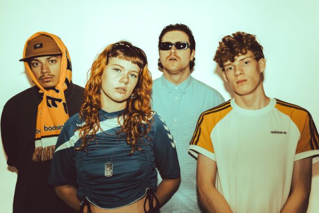 Patat Met: Badminton + Dirty Vistas + The Cradles in De Vorstin, Hilversum