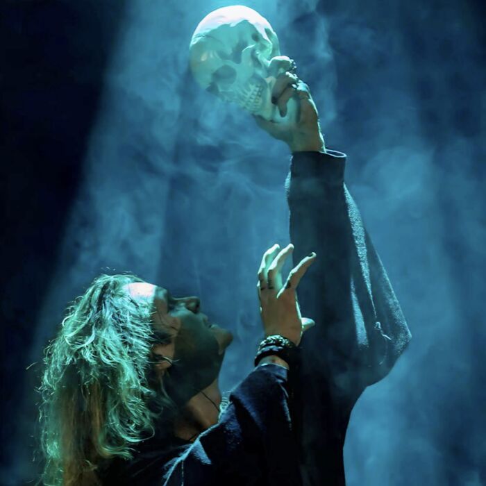 Ozzyfied frontman in een iconische pose van oud-Black Sabbath frontman Ozzy Osbourne
