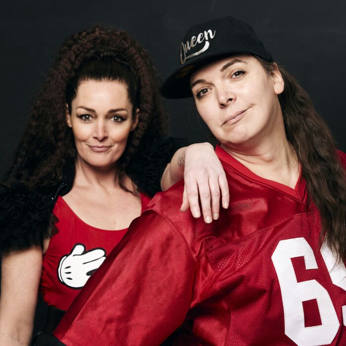 Glamourgirl met MC Nova in rode shirts kijkend in de camera