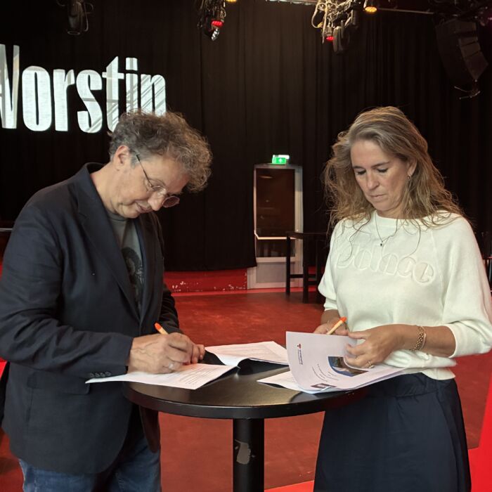 Vorstin-directeur Wilco Witte en Rabobank Gooi & Vechtstreek-directeur Monique Jacobs ondertekenen de overeenkomst