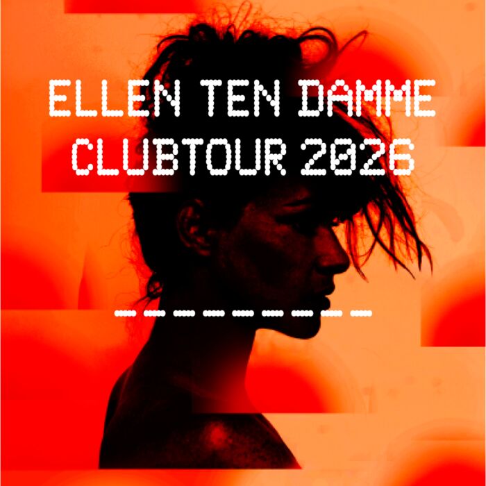 Ellen ten Damme met tegenlicht gefotgrafeerd met een oranjerode achtergrong