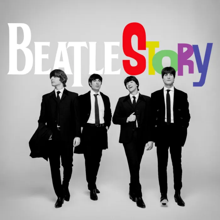 Tribute act waarin vier mannen lijkend op The Beatles in een zwart wit foto richting de camera lopen. Achter hen een gekleurd logo.