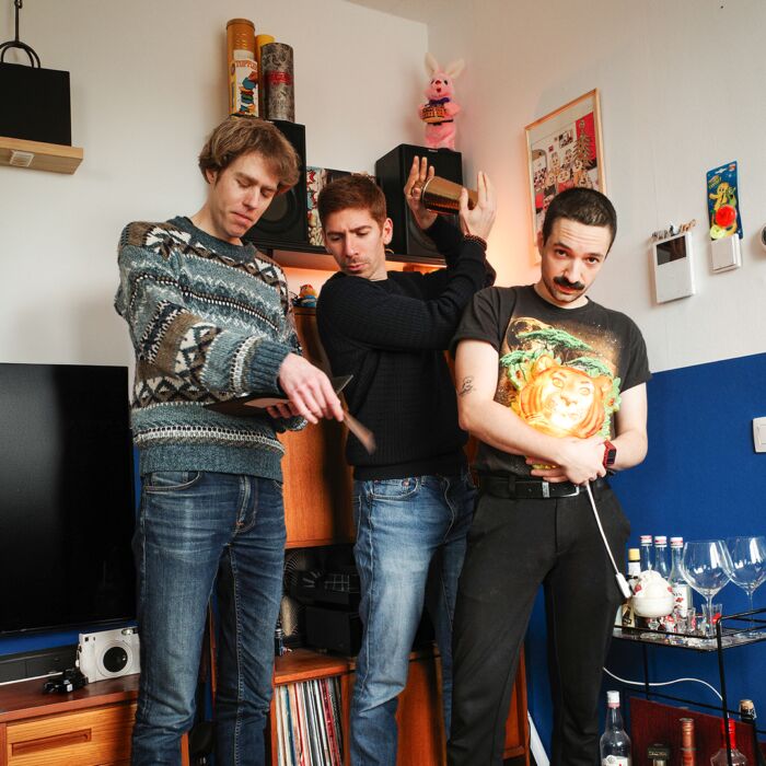 3 muzikanten in een woonkamer